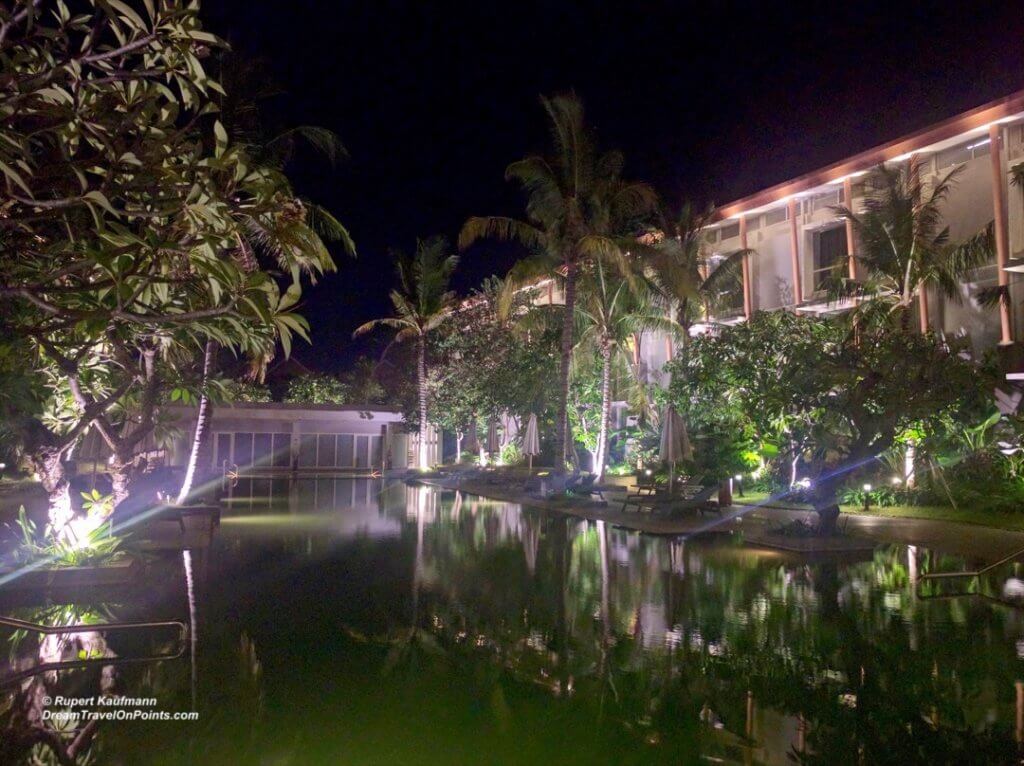bal-hiltongardeninn-dps-pool-night